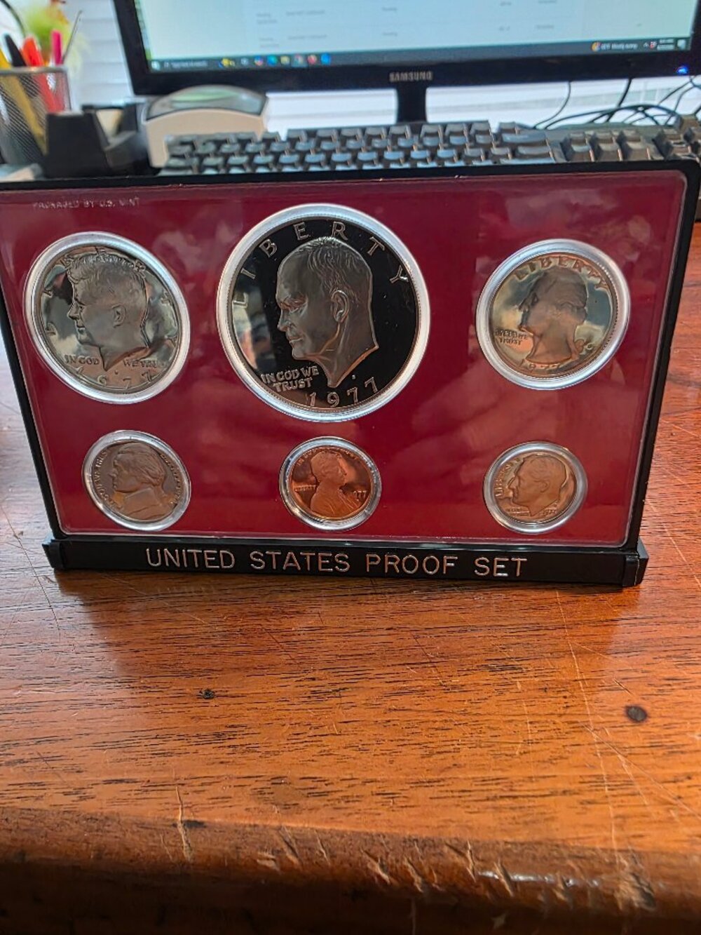 1977 S UNITED STATES PROOF SET OF COINS IN A BOX.